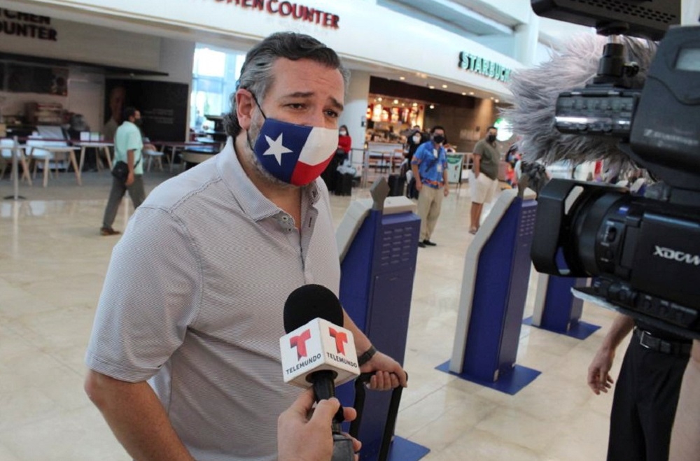 共和黨德州參議員克魯茲（Ted Cruz）18 日於墨西哥坎昆機場受媒體訪問。（湯森路透）