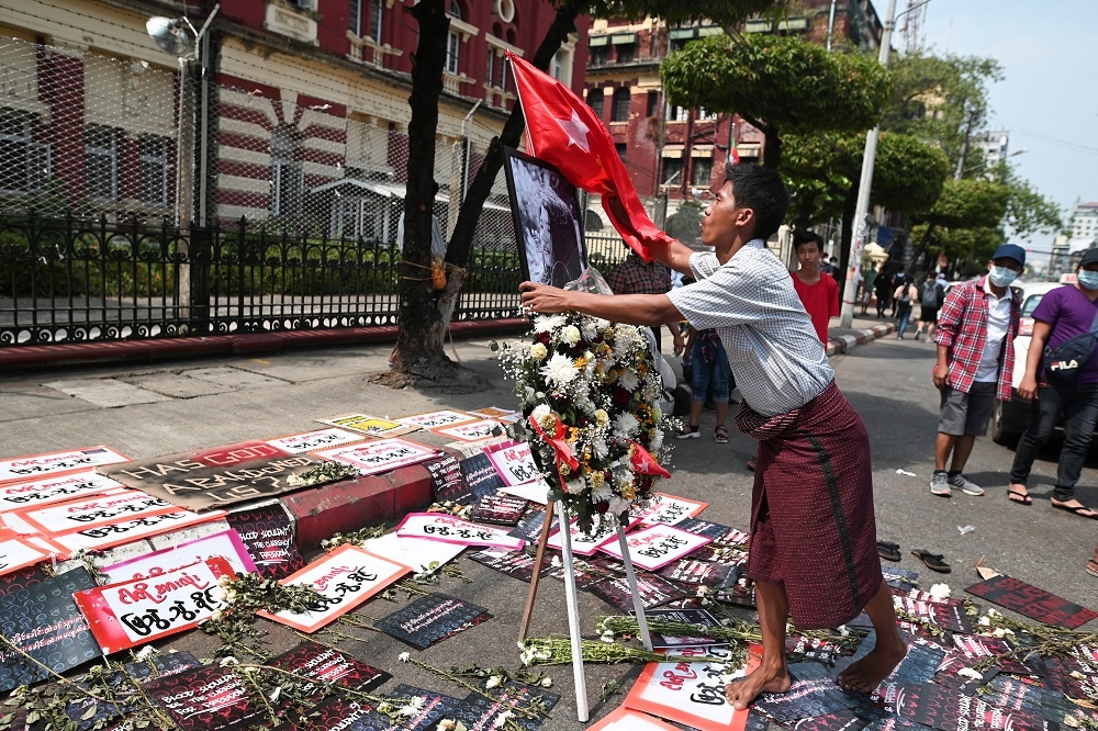 緬甸政變後各地掀起大規模示威，民眾為上周重彈病危的Mya Thwe Thwe Khaing祈福，但19日仍回天乏術。（湯森路透）