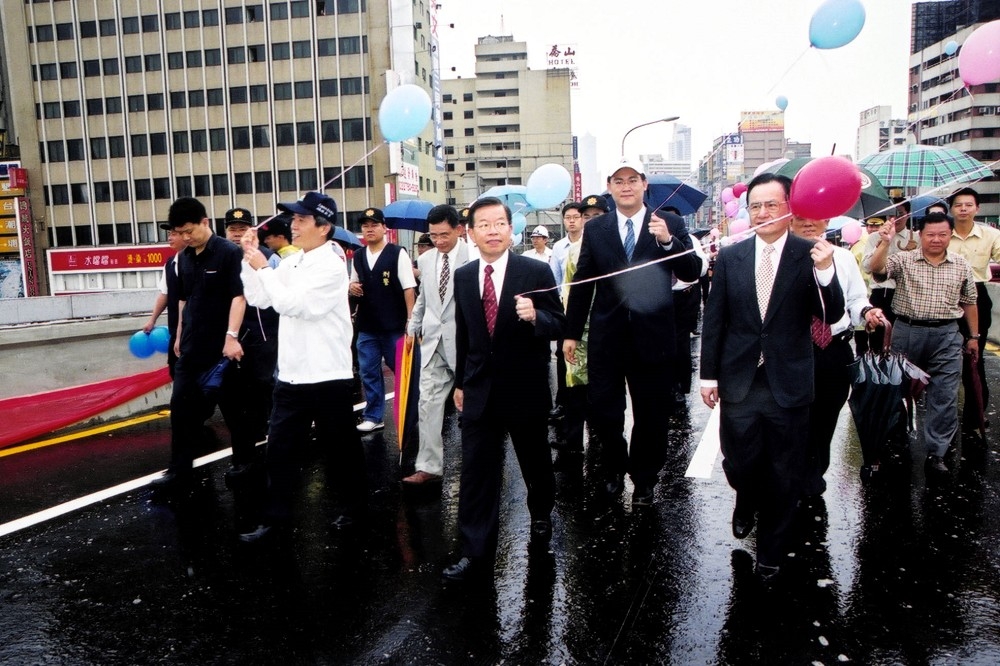 2003年，前高雄市長謝長廷率隊步行走上高架橋，正式宣告中博高架橋完工通車。（高雄市政府提供）