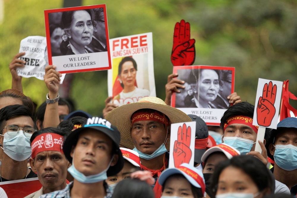 緬甸抗議民眾於22日上街要求釋放翁山蘇姬。（湯森路透）