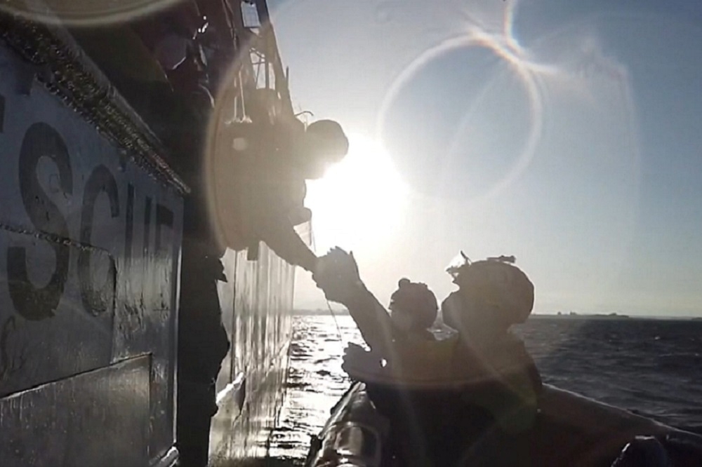西班牙非政府組織Open Arms正在進行海上救援行動。（湯森路透）