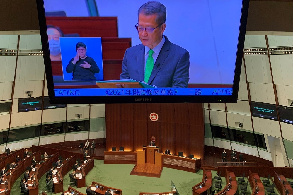 香港特別行政區財政司司長陳茂波24日在立法會宣讀新的《財政預算案》。（湯森路透）