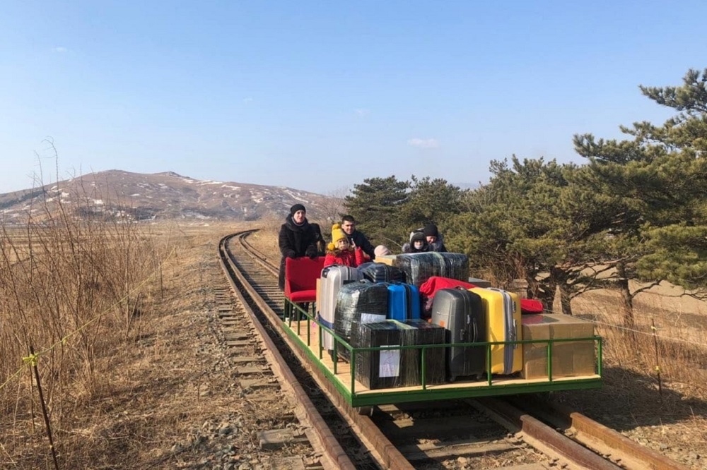 俄羅斯駐北韓外交官以「手推台車」方式、攜家帶眷徒步歸國。（圖片取自俄羅斯外交部臉書官方粉絲專頁）
