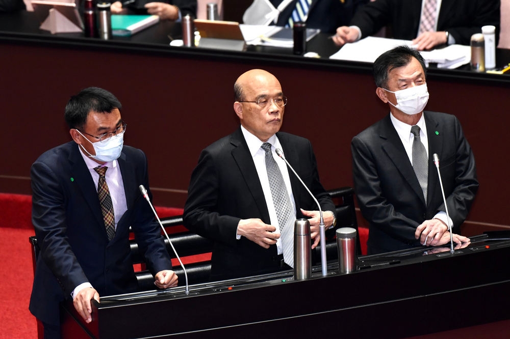 陳吉仲（左一）表示，應該不會再有其他台灣農產品被中國擋下。（張哲偉攝）