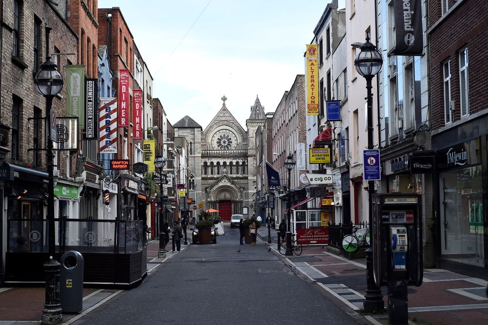 愛爾蘭首都街頭因疫情封城而空蕩無人。（湯森路透）