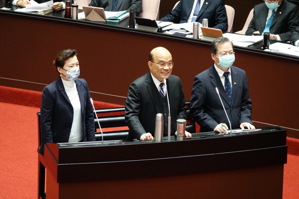 由左至右，依序為經濟部長王美花、行政院長蘇貞昌、國發會主委龔明鑫。（王侑聖攝）
