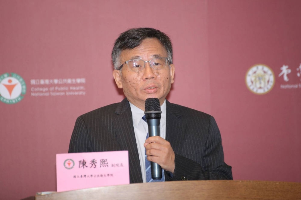 台大公衛學院教授陳秀熙與其團隊3日指出AZ疫苗的保護力至少可達12周。（資料照片／楊約翰攝）