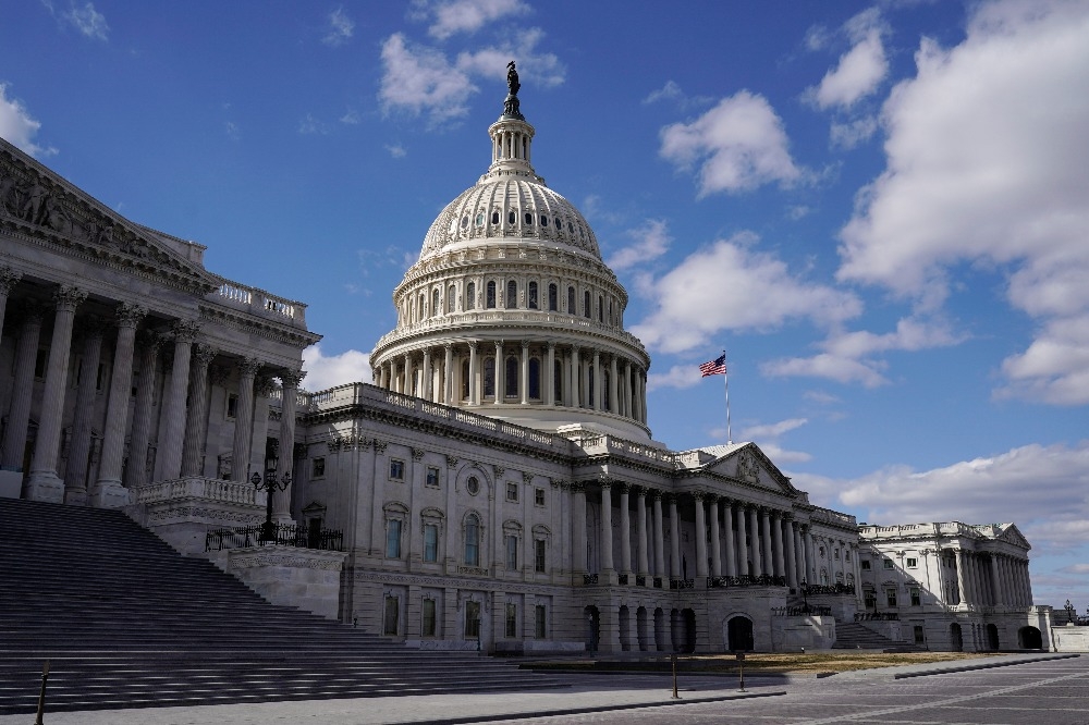 美國參議院通過新冠肺炎紓困法案。（湯森路透）