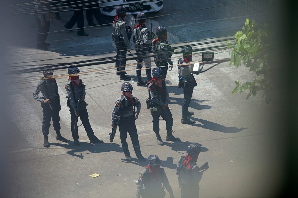 緬甸仰光三橋區3月8日受軍警控制、巡邏逮捕示威者。（湯森路透）