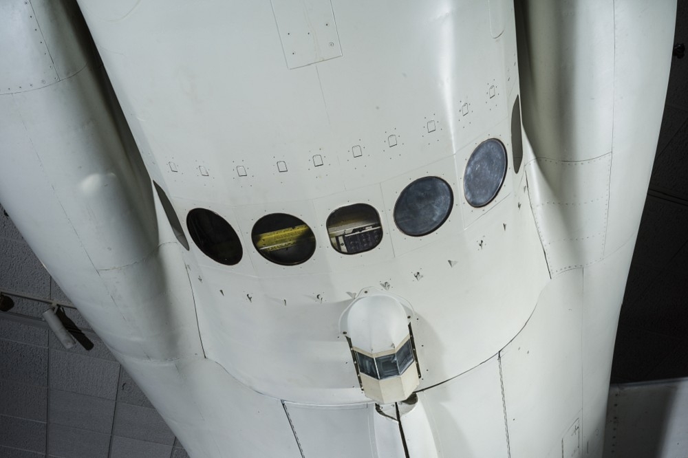 U-2 偵察機機腹下方有 7 個攝影窗，可以拍攝不同角度的照片。（研之友物／圖：廖泫銘先生提供）