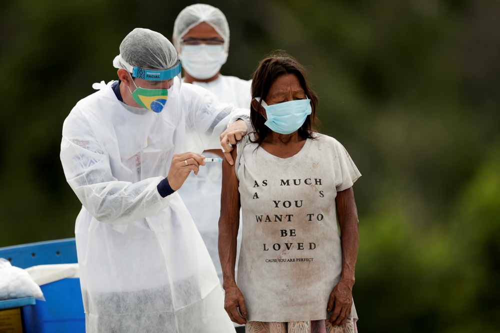 巴西醫護人員遠赴亞馬遜雨林，替原住民部落接種新冠疫苗。（湯森路透）