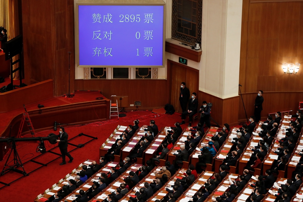 中國全國人大11日以2895票贊成，0票反對，1票棄權，批准香港選制修改草案。（湯森路透）