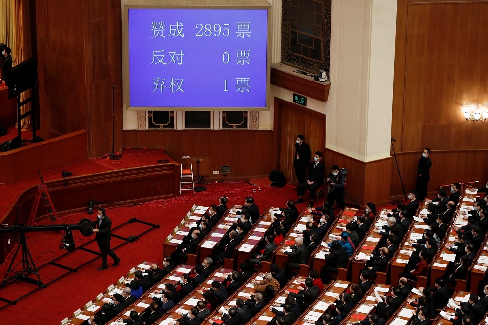 中國人大會議以2895票贊成0票反對通過了閹割香港選制的九條《決定》。（湯森路透）