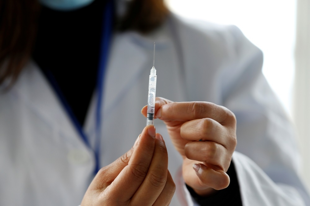 隨著接種阿斯特捷利康疫苗病患出現血栓，歐洲各國陸續迎來第三波疫情。（湯森路透）