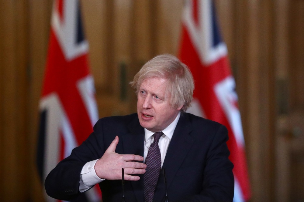 英國首相強森（Boris Johnson）在3月9日召開疫苗記者會。（湯森路透）
