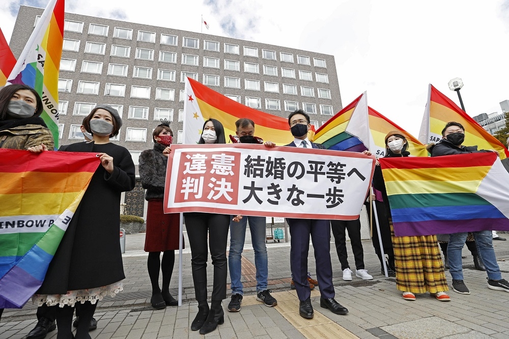 律師和支持者在札幌法院外聲援等候結果。（湯森路透）