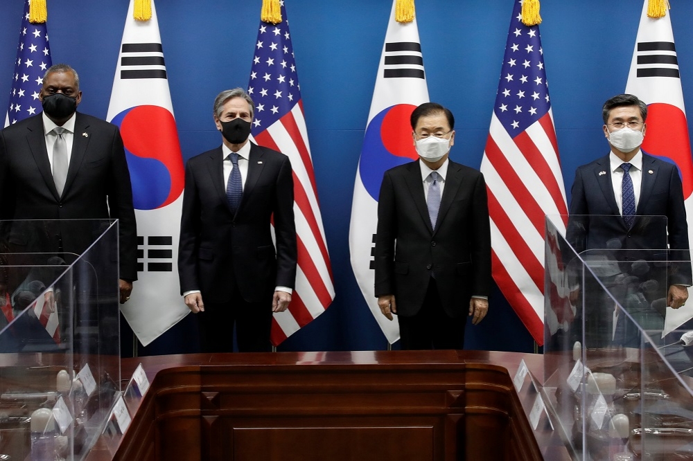 （由左自右）美國國務卿布林肯、國防部長奧斯汀與南韓外交部長鄭義溶、國防部長徐旭會談。