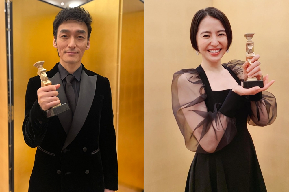 草彅剛（左）與長澤雅美獲頒第44 屆日本電影金像獎最佳男、女主角獎，開心高舉獎座慶賀。（取自日本奧斯卡協會twitter、長澤雅美IG）