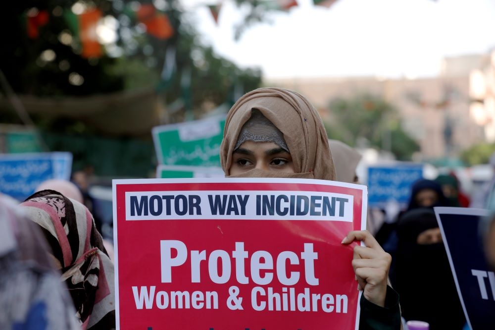 巴基斯坦民眾上街譴責針對婦女的暴力行為。（湯森路透）