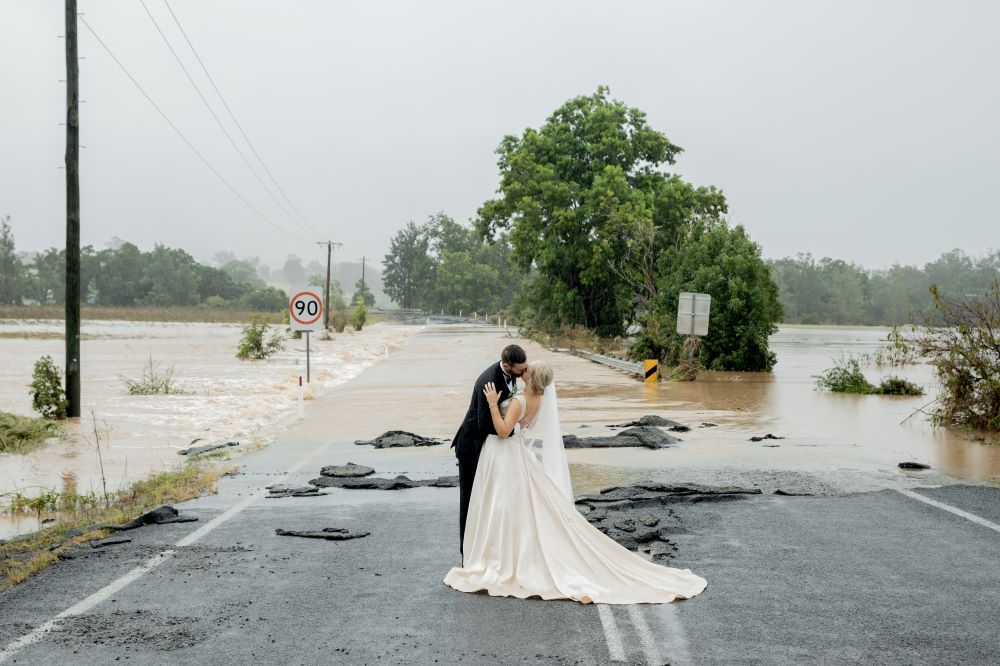 凱特和韋恩在大洪水中順利完婚。（湯森路透）