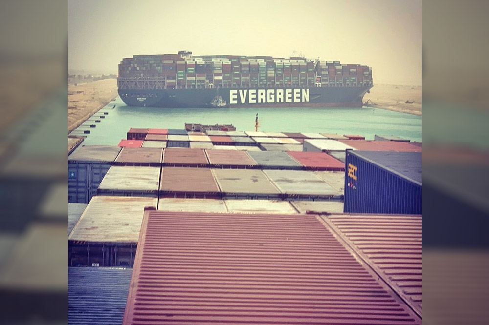 長榮海運超大型貨櫃輪船卡在蘇伊士運河超過24小時。（推特截圖）