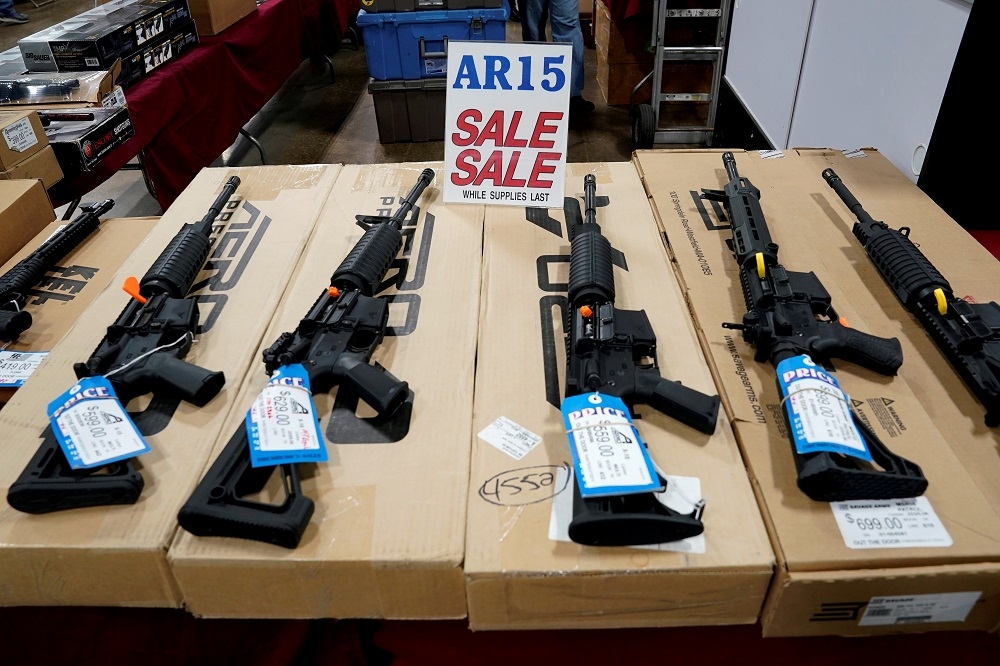 在美國賓州的槍展，AR-15步槍特惠中。（湯森路透）