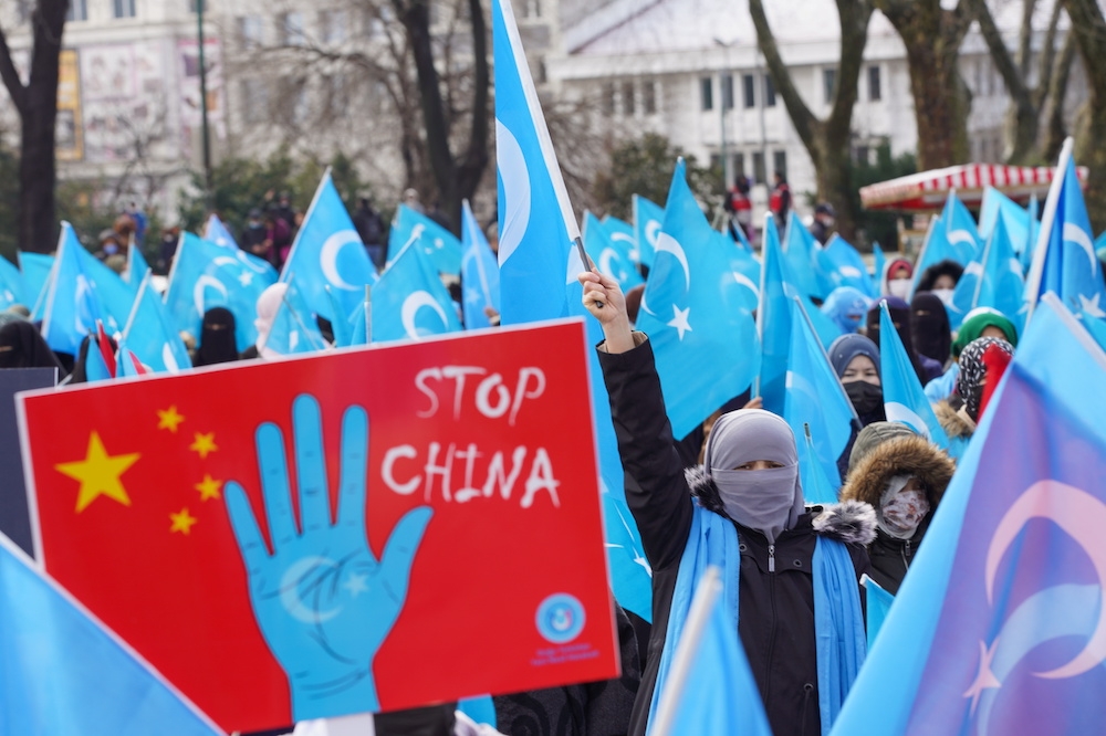 維吾爾族抗議恰武什奧盧與王毅會晤。（湯森路透）