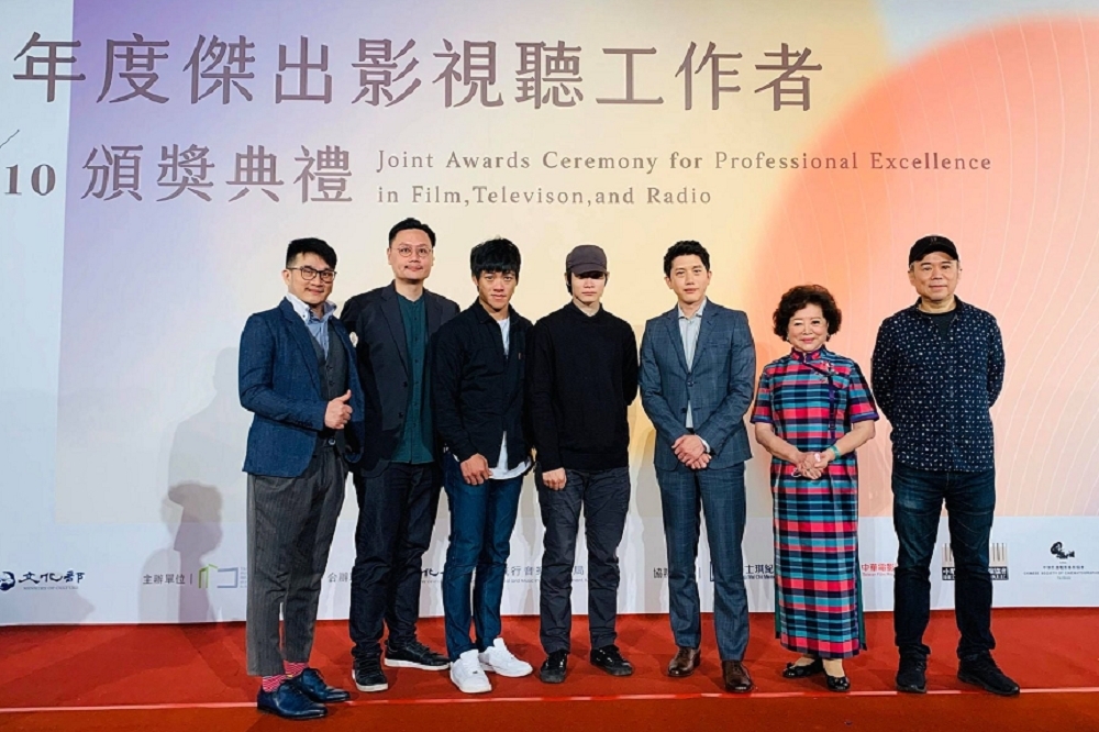 台灣影評人協會與國家電影與視聽文化中心攜手合作，在「年度傑出影視聽工作者頒獎典禮」上，公布今年度台灣影評人協會獎的得主，大家上台合影留念。（台灣影評人協會提供）