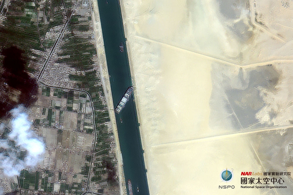 福衛五號25日拍下長賜號擱淺在蘇伊士運河的清晰衛星照片。（取自國家太空中心臉書）