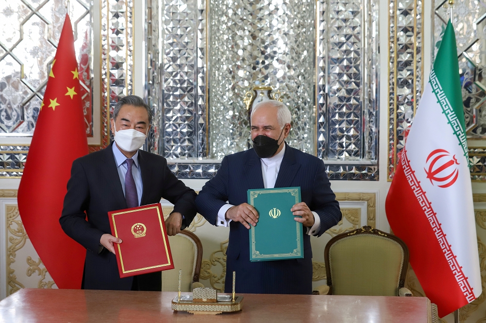 中國外交部長王毅和伊朗外交部長札里夫簽訂25年合作協議。（湯森路透）