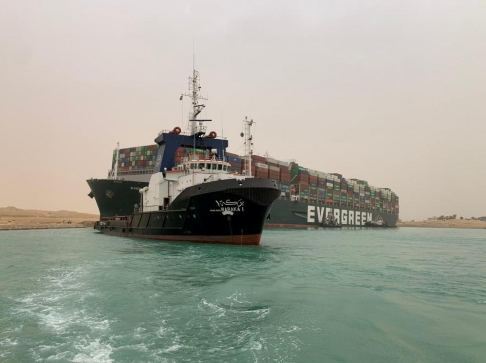 長榮海運貨櫃船「長賜輪」擱淺於埃及蘇伊士運河6天，29日另外2艘專業拖曳船也抵達現場加入救援。（湯森路透）