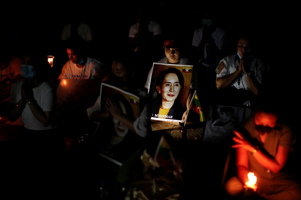 泰國緬甸移工深夜抗議。（湯森路透）