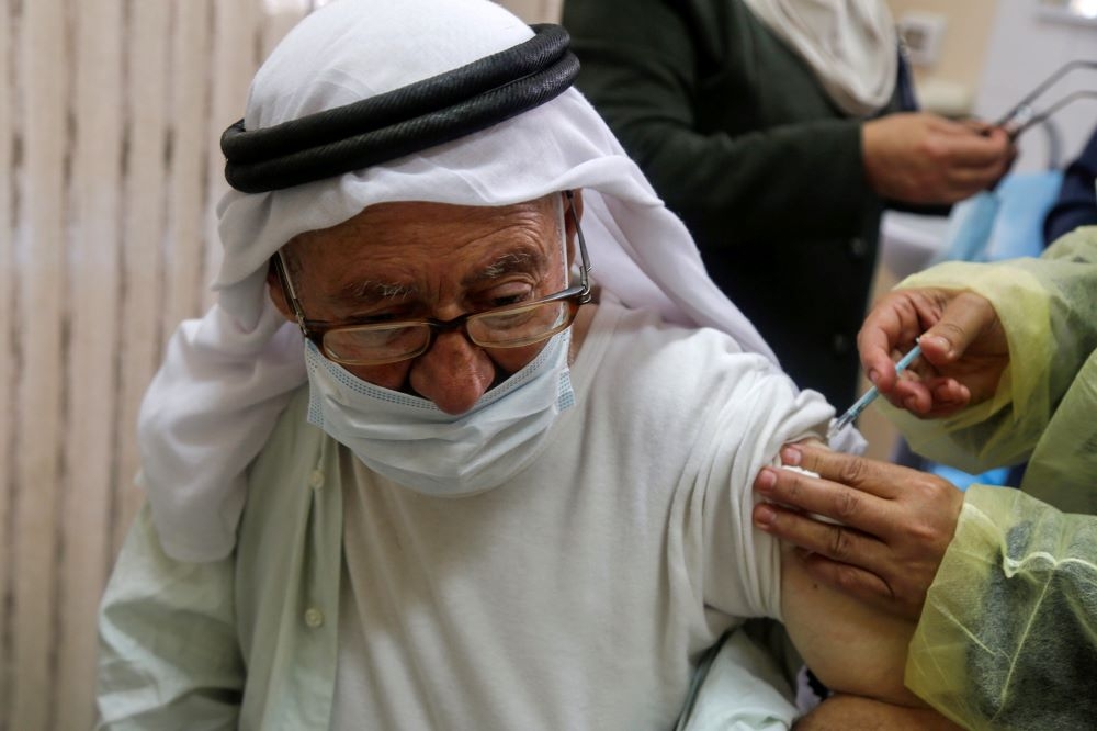巴勒斯坦人接種疫苗。（湯森路透）