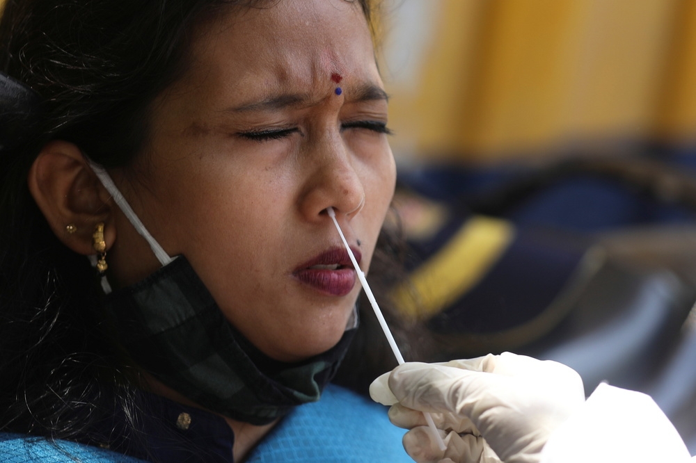 印度防疫人員替民眾進行快篩測試。（湯森路透）