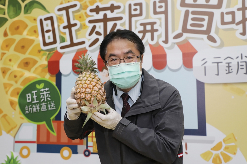 澳洲主流媒體記者特別跨海採訪台南市長黃偉哲，分享他對於台灣鳳梨出口外銷澳洲的觀點。（台南市政府提供）