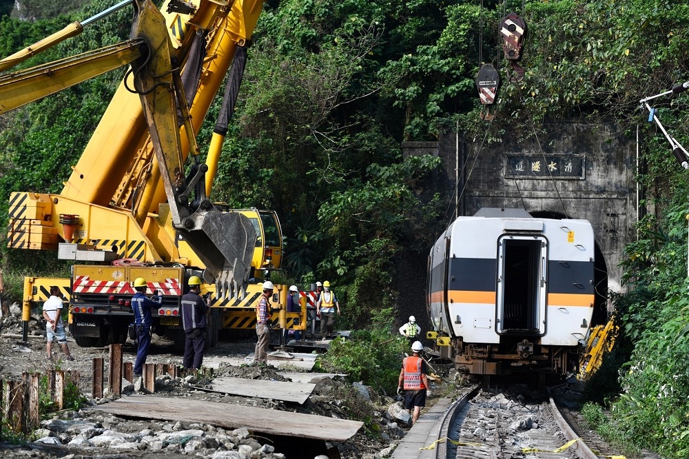 台鐵太魯閣號2日在花蓮清水隧道疑遭工程車砸中出軌，造成50人罹難。（張哲偉攝）