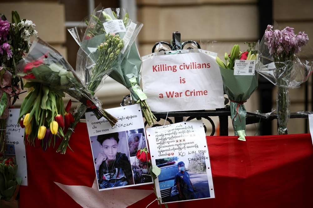 駐倫敦的緬甸大使館外，貼滿遭受血腥鎮壓而死亡的緬甸人民照片。（湯森路透）