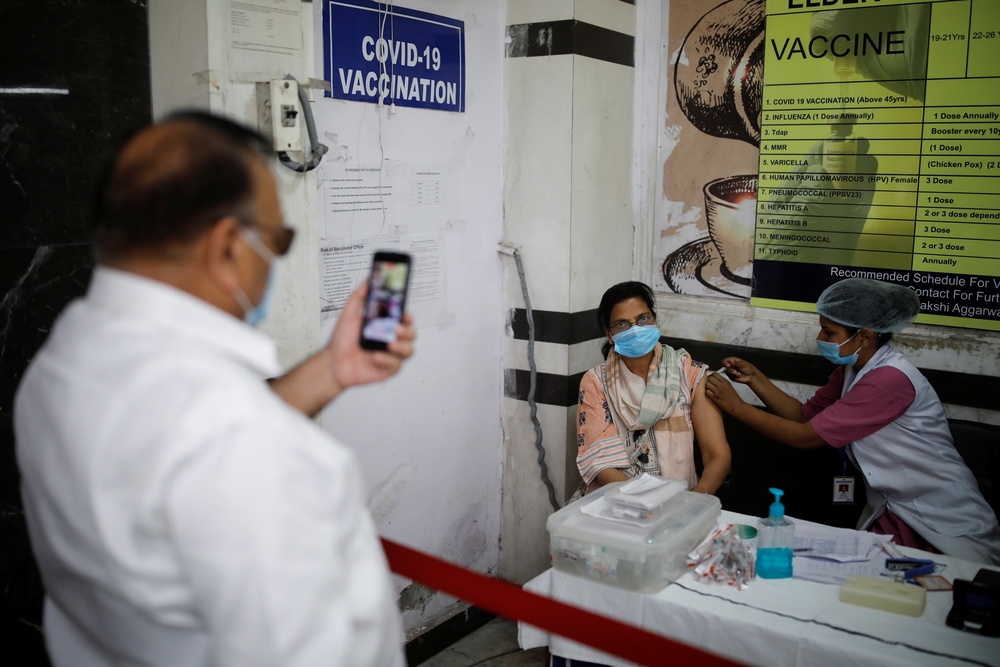 印度加速擴大全民接種疫苗，但國內確診卻持續快速增加。（湯森路透）