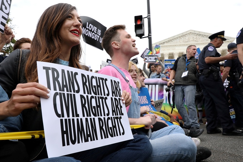 LGBTQ維權人士在美國最高法院外抗議。（湯森路透）