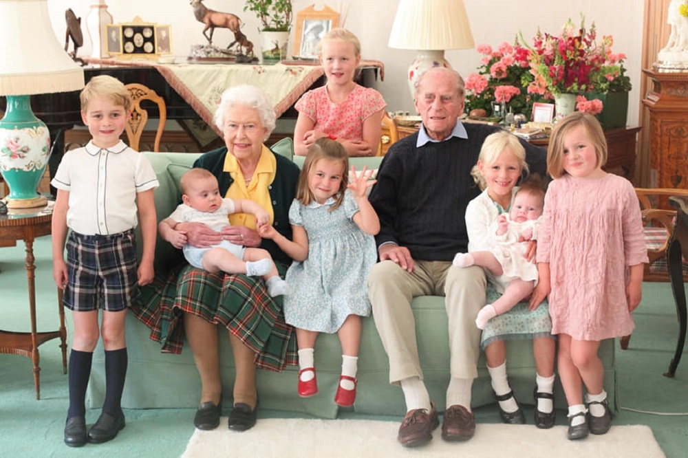 菲利普親王與曾孫的合影。由劍橋公爵夫人凱薩琳（凱特王妃）所拍攝的照片。（翻攝自英國王室臉書）