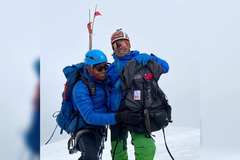 呂忠翰（右）與夥伴在16日攻上世界第十高峰。（取自臉書粉專「K2 Project 張元植X呂忠翰八千計畫」）