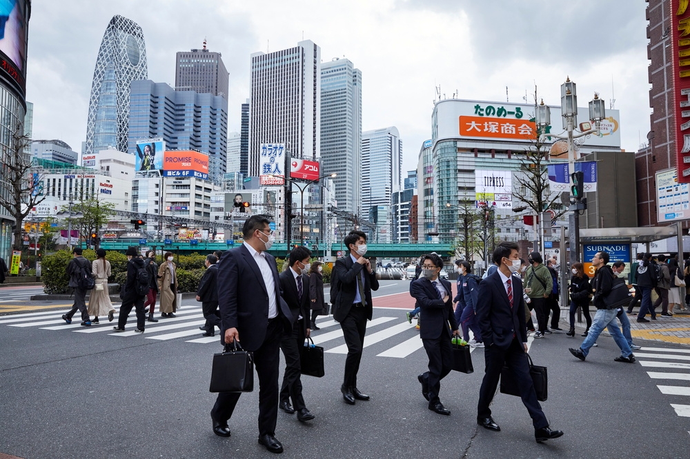 日本上班族穿越忙碌的東京街頭。（湯森路透）