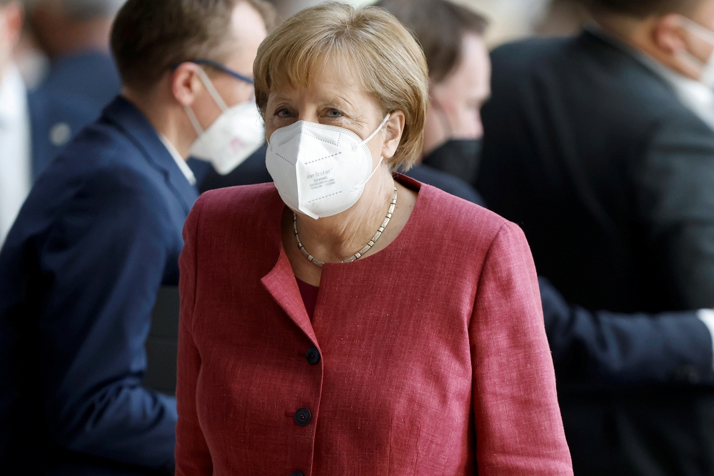 德國總理梅克爾在聯邦議院討論防疫新法。（湯森路透）
