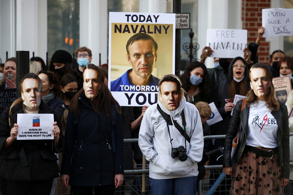英國倫敦市中心、民眾高舉海報聲援納瓦尼。（湯森路透）