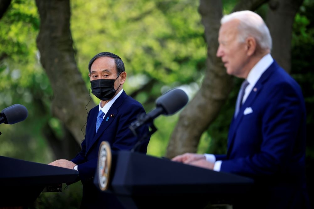 日本首相菅義偉與美國總統拜登會面。（湯森路透）