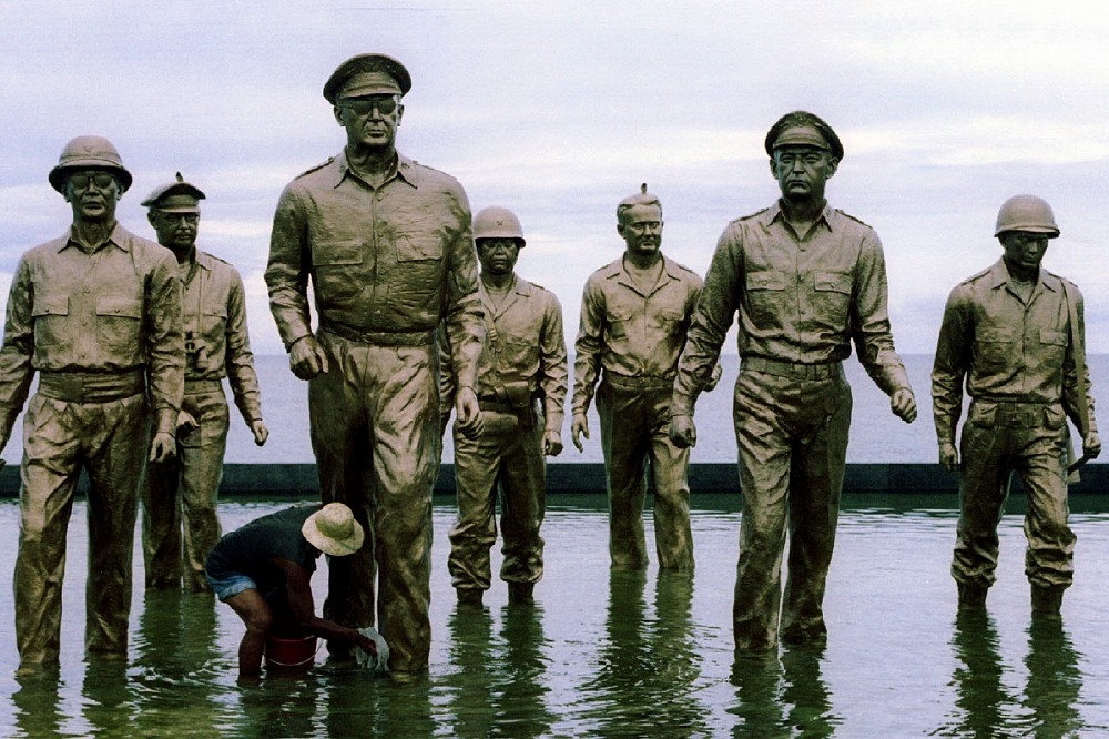 麥克阿瑟不僅是偉大的戰略家，首倡失去台灣，就失去太平洋；也是偉大的政治家，不僅成功讓日本，從敵人轉變成為美國親密而忠實的戰友。圖為位於韓國的麥帥雕像。（湯森路透）