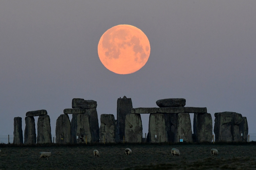 超級月亮高掛在英國景點巨石陣上方。（湯森路透）