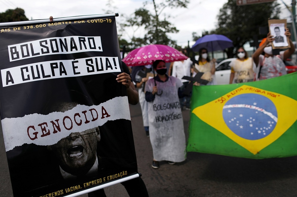 巴西民眾高舉「波索納洛，這是你的錯！」的旗幟，控訴政府於防疫期間的不當作為。（湯森路透）
