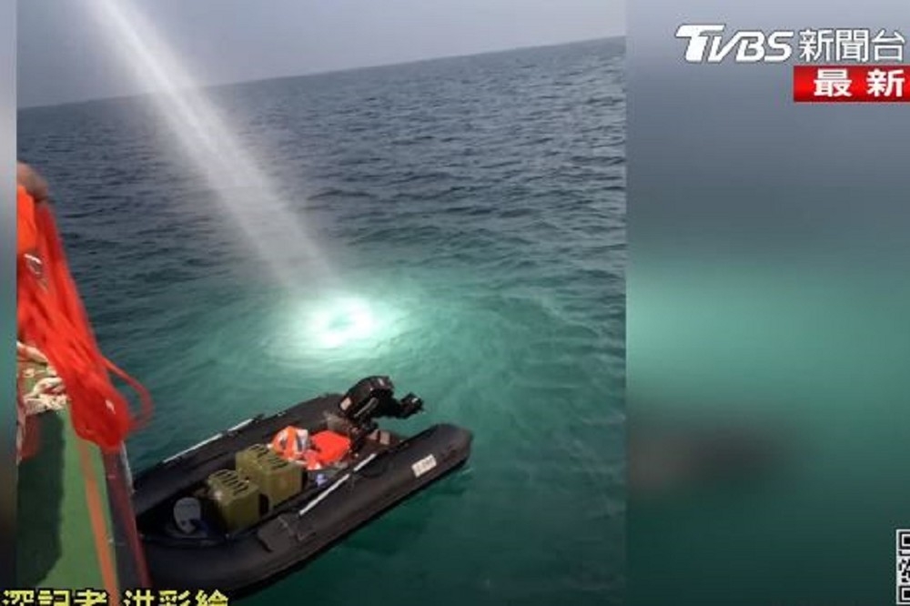 中國周姓男子1日凌晨駕乘橡皮艇從福建投奔台灣，於台中西碼頭上岸。（取自TVBS）