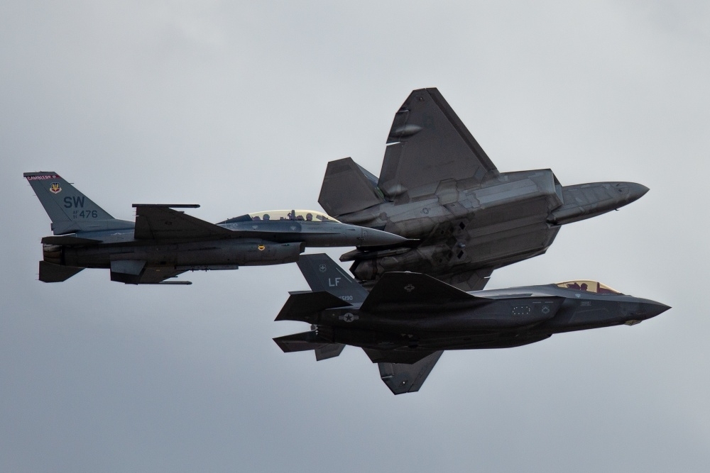 美國空軍現役F-16V、F-22「猛禽」與F-35A戰機，同時在亞歷桑那州基地進行飛行表演。（圖片取自美軍DVIDS系統）
